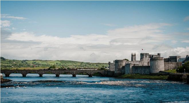 Across the River Shannon to King Johns Castle © SV Taipan
